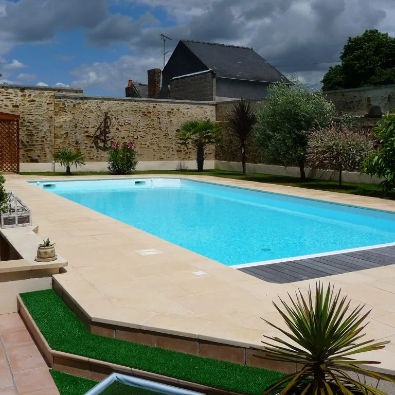 Piscine avec terrasse mobile