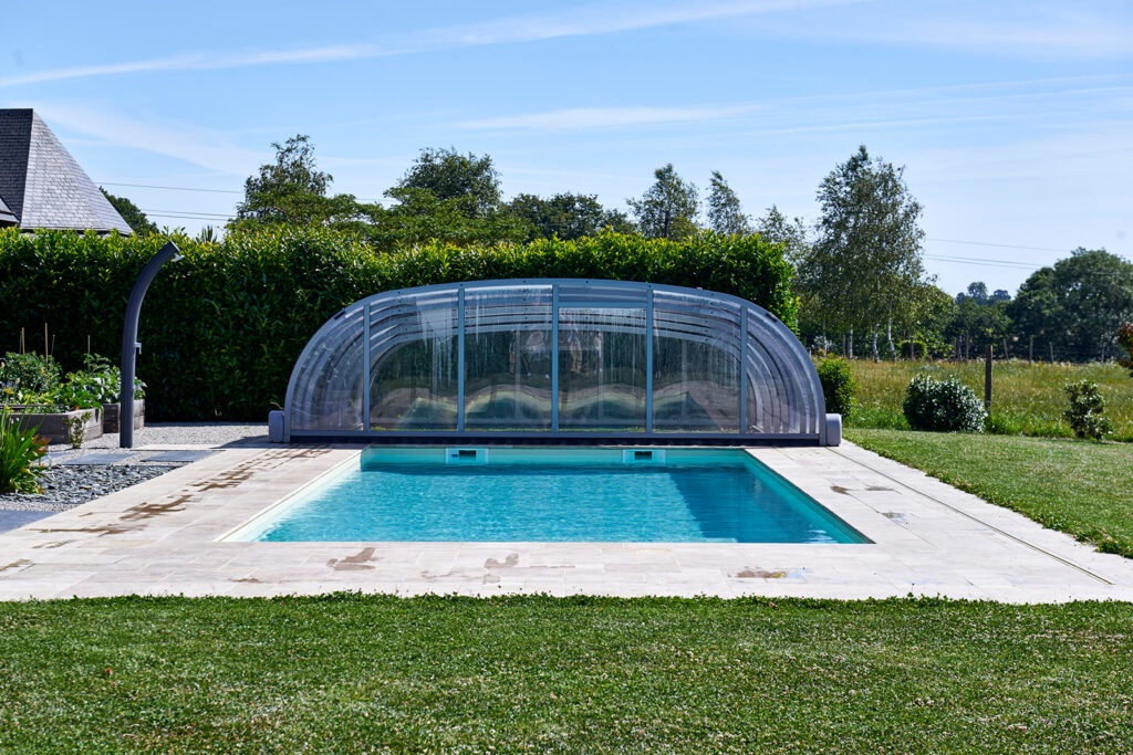 L'abri de piscine plat et le concept Outdoor avec Bonheur Piscines