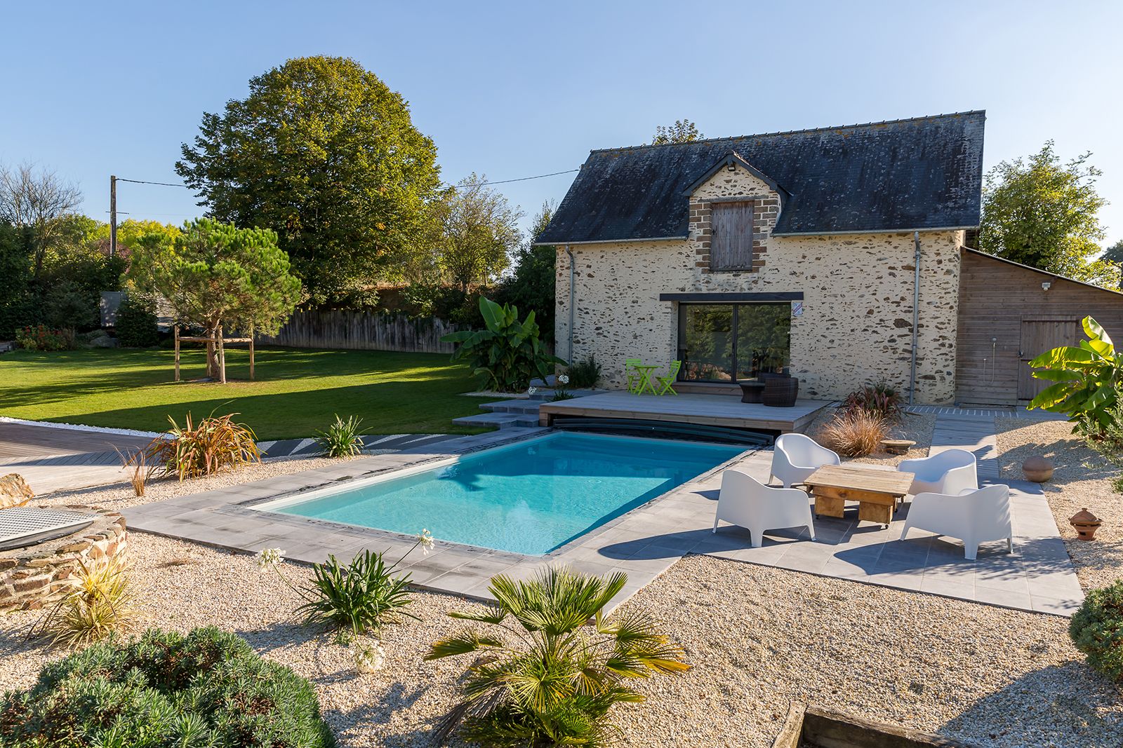 Piscine avec espace détente extérieur - Bonheur Piscines