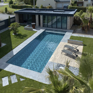 Couloir de nage aux lignes pures et eau vert Fidji – Bonheur Piscines