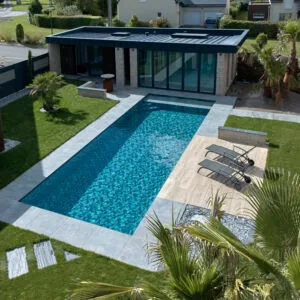 Couloir de nage aux lignes pures et eau vert Fidji – Bonheur Piscines