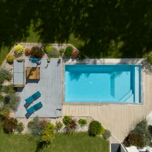 L’élégance d’un liner gris clair et d’un abri outdoor EAP – Bonheur Piscines