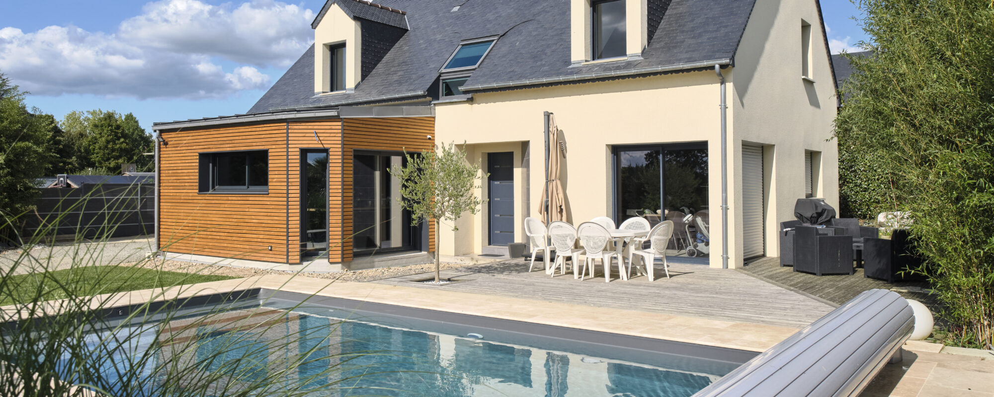 Piscine extérieure à Laval – Construction sur mesure