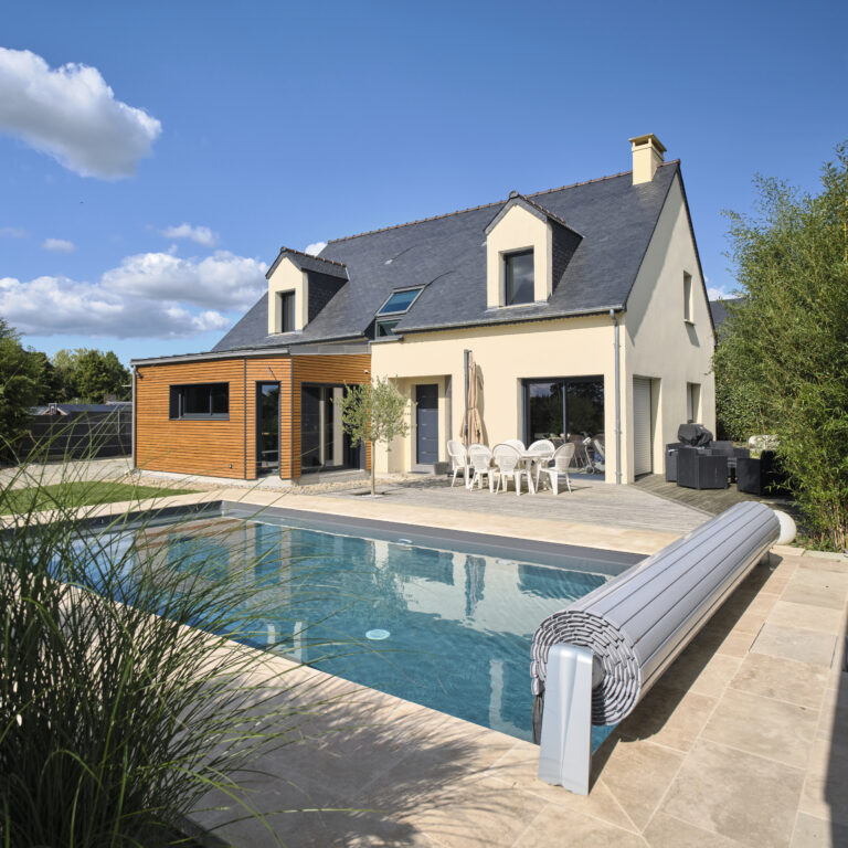 Piscine extérieure à Laval – Construction sur mesure