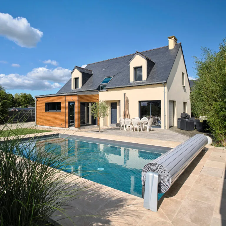 Piscine extérieure à Laval – Construction sur mesure