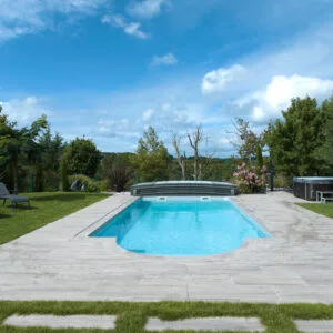 Élégance et fonctionnalité pour cette piscine Magiline rénovée – Bonheur Piscines