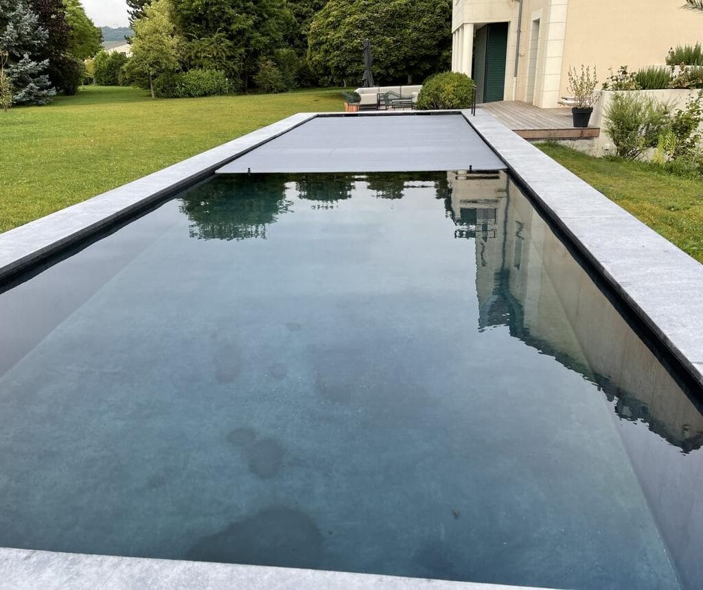Piscine coque GÉNÉRATION PISCINE avec volet immergé