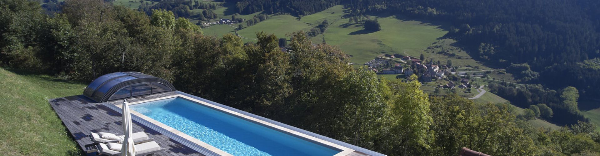 Abri bas en aluminium avec panneaux transparents sur guide - Piscine Week-End