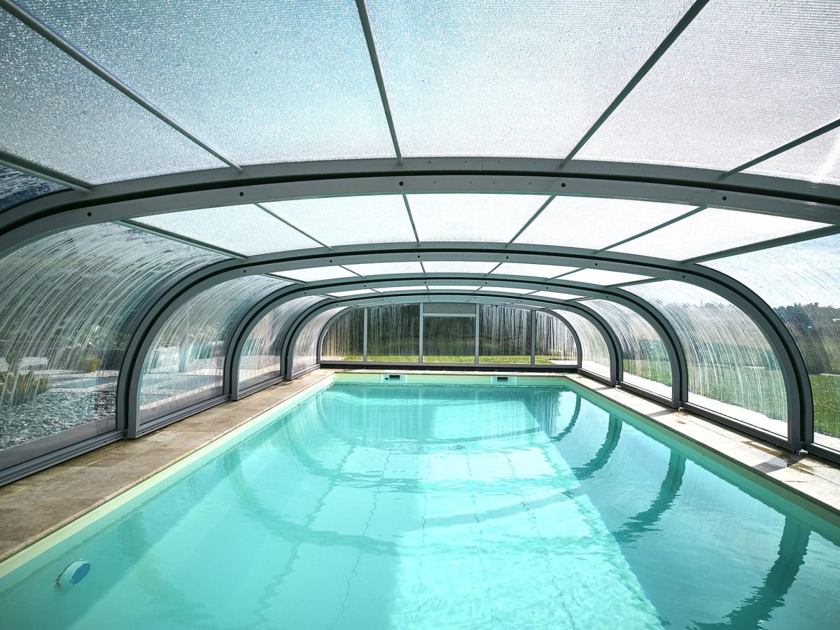 Abri mi-haut motorisé télescopique - Bonheur Piscines