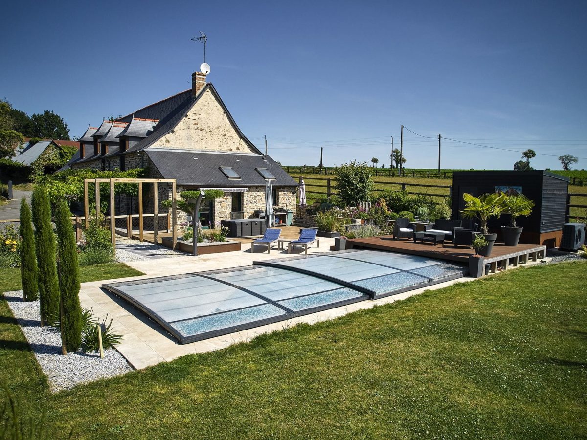 Terrasse en bois avec abri pour piscine - Bonheur Piscines