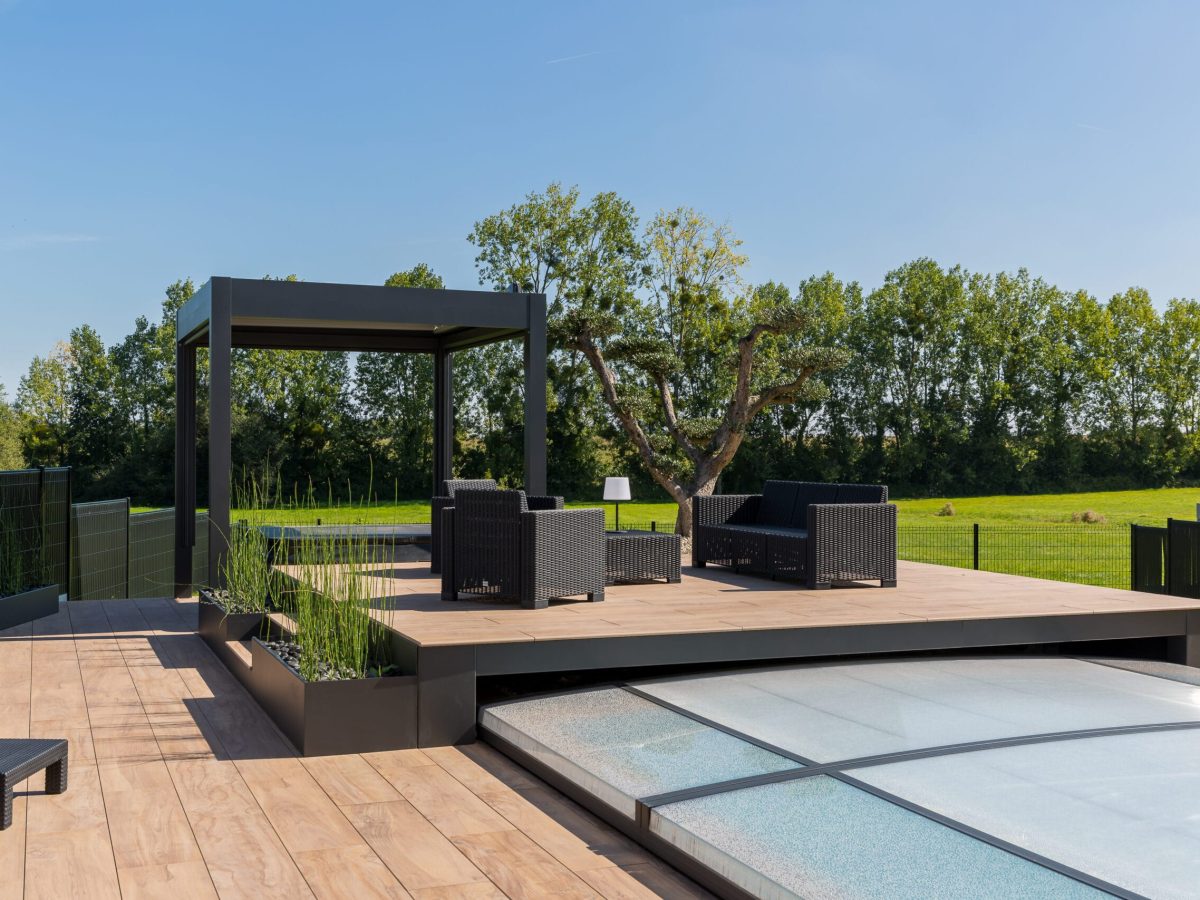 Abri discret pour spa intégré dans un environnement haut de gamme - Bonheur Piscines