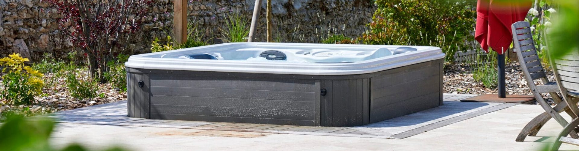 Élégance naturelle et détente assurée grâce au spa accolé au bassin. – Hénocque Piscines et Spa