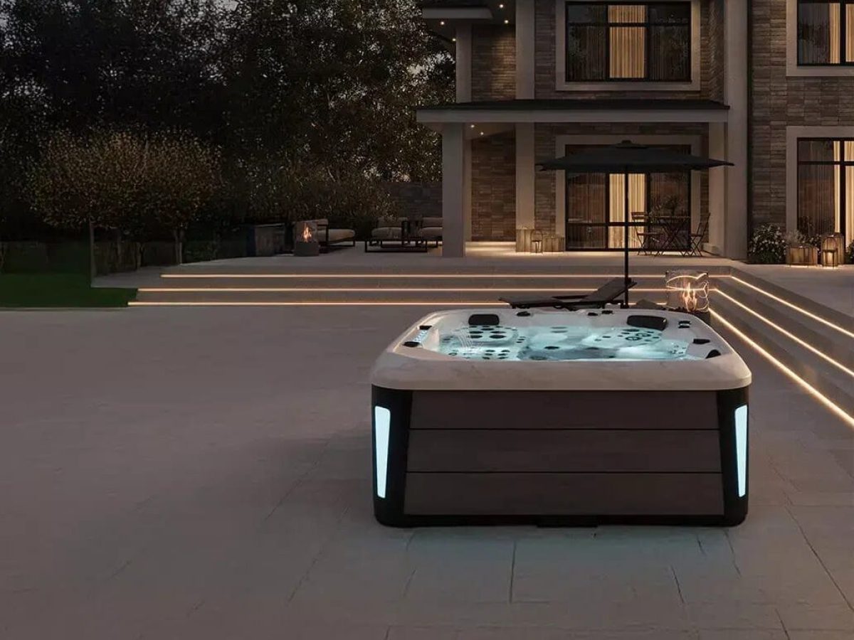 Spa avec LEDS extérieures gamme PLATINUM SPAS à Laval - BONHEUR PISCINES & SPAS