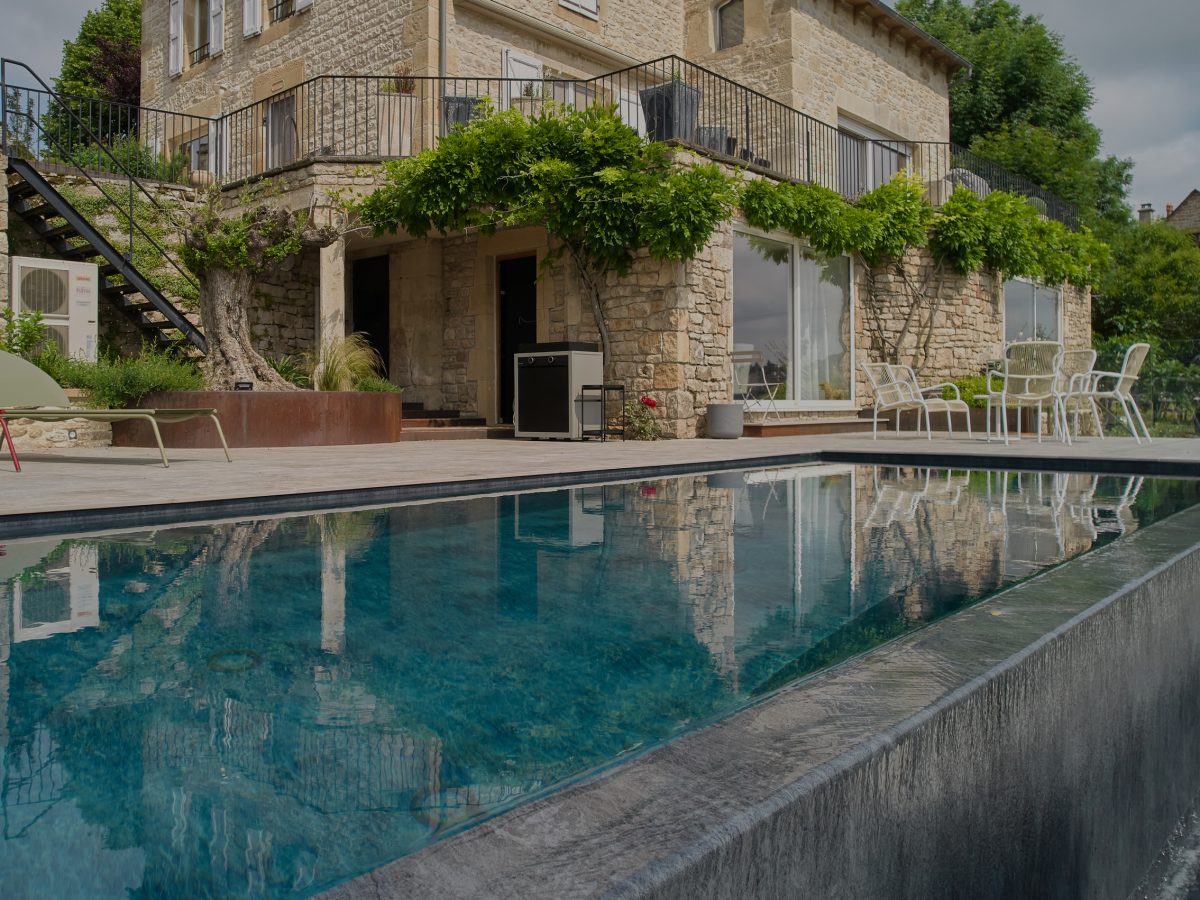 Piscine à débordement sur la largeur de 9 x 3.5 m - Catusse Piscines & Spas