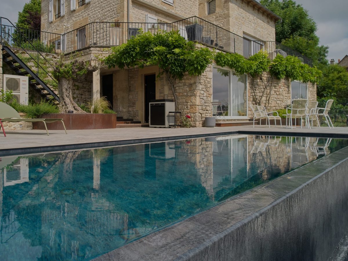 Piscine à débordement sur la largeur de 9 x 3.5 m - Catusse Piscines & Spas