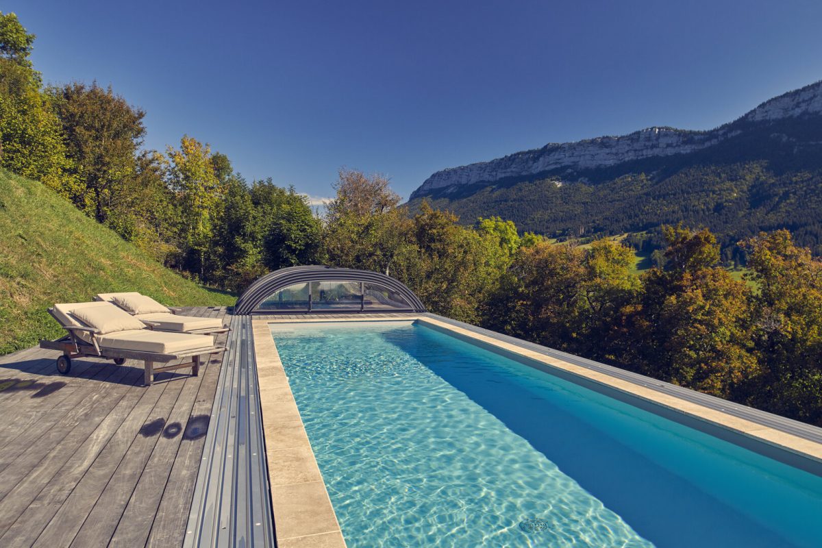 Ligne sobre et moderne pour cet abri de piscine bas - Piscine Week-End