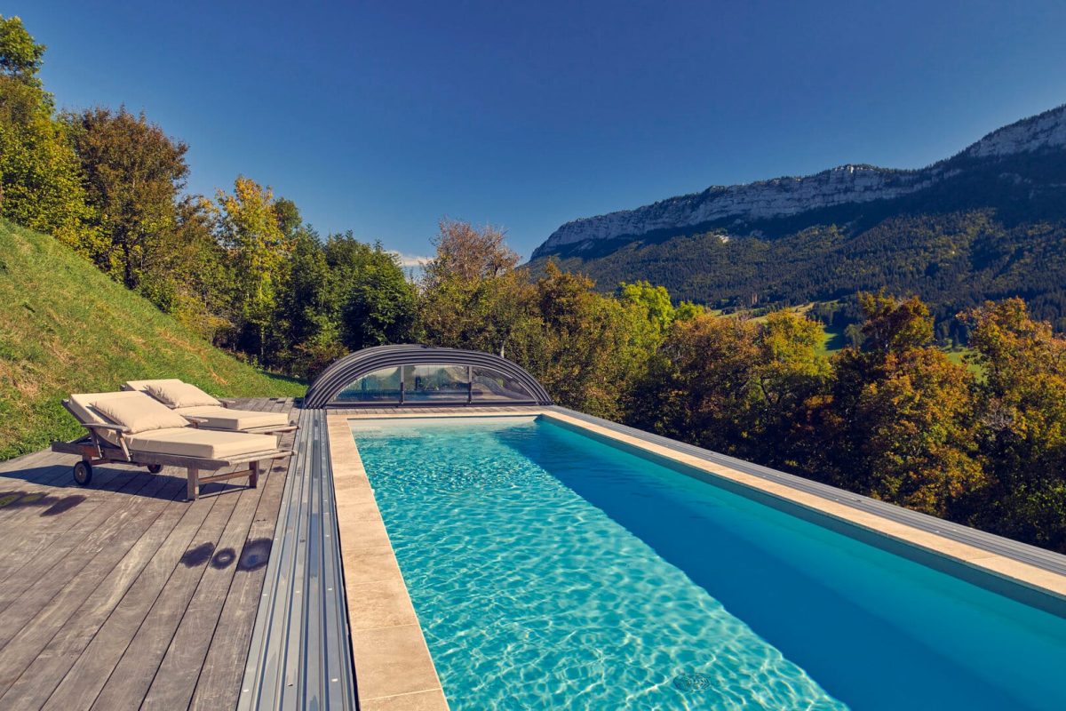 Ligne sobre et moderne pour cet abri de piscine bas - Piscine Week-End