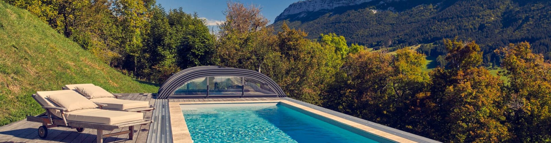 Ligne sobre et moderne pour cet abri de piscine bas - Piscine Week-End