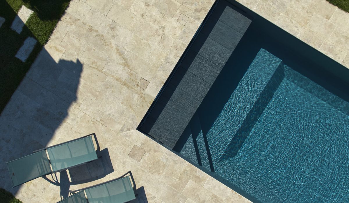 Piscine sur mesure avec liner gris anthracite – Bonheur Piscines