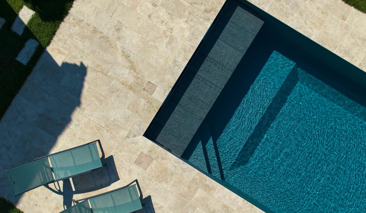 Piscine sur mesure avec liner gris anthracite – Bonheur Piscines