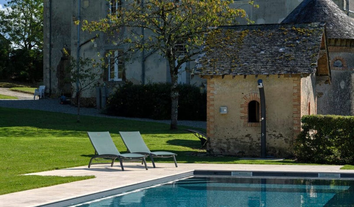 Piscine 12x4 m fond plat avec escalier d’angle – Bonheur Piscines