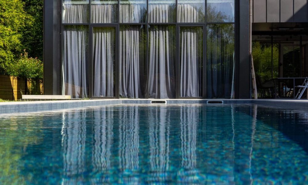 Couloir de nage haut de gamme avec PAC intégrée – Declercq Piscines & Spas