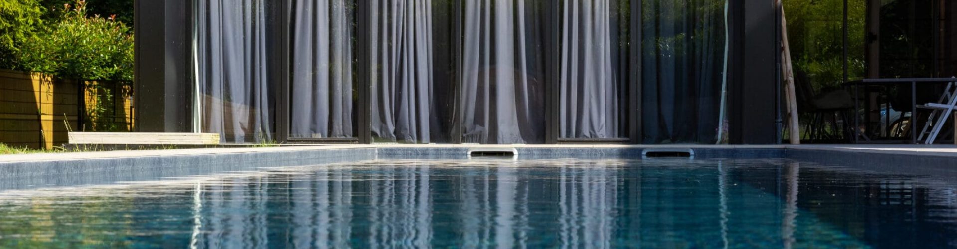 Couloir de nage haut de gamme avec PAC intégrée – Declercq Piscines & Spas