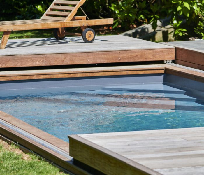 Piscine classique 6x3 m avec terrasse mobile en bois exotique - Hénocque Piscines et Spas