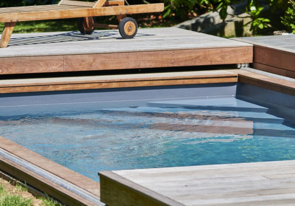 Piscine classique 6x3 m avec terrasse mobile en bois exotique - Hénocque Piscines et Spas