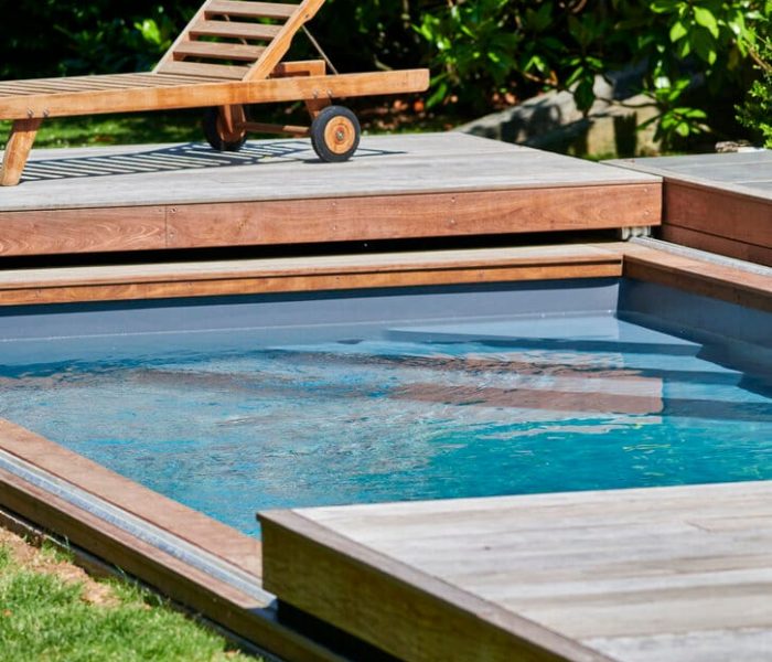 Piscine classique 6x3 m avec terrasse mobile en bois exotique - Hénocque Piscines et Spas