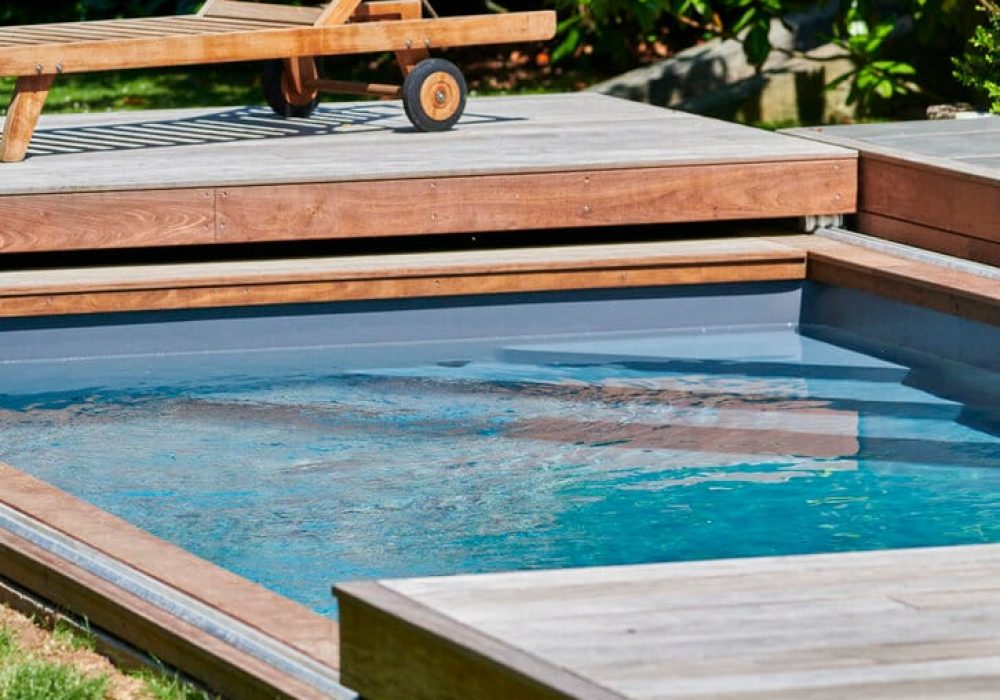 Piscine classique 6x3 m avec terrasse mobile en bois exotique - Hénocque Piscines et Spas