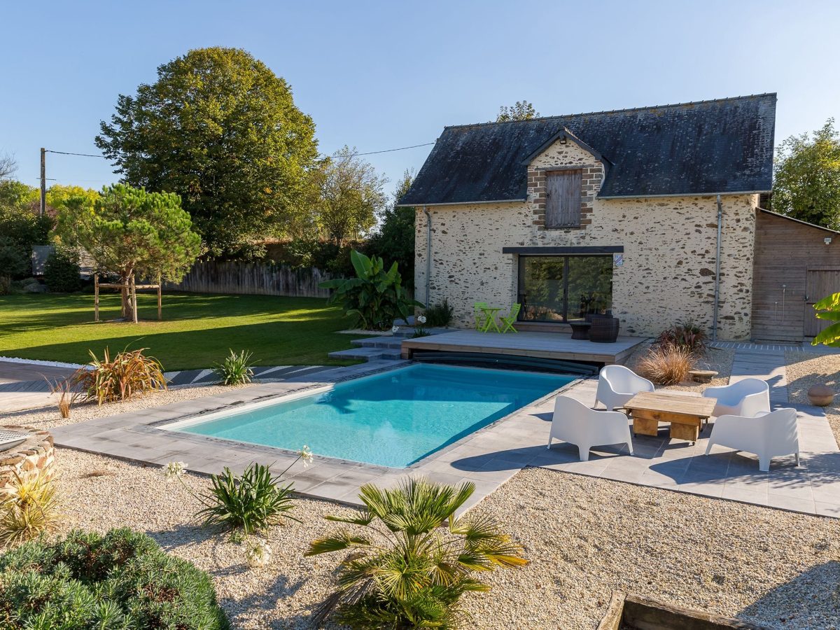 Piscine avec terrasse et abri plat - Bonheur Piscines