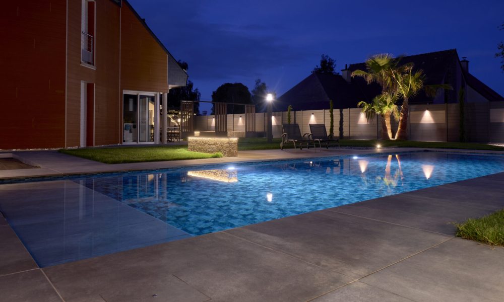 Piscine avec escalier d’angle et skimmer miroir – Bonheur Piscines