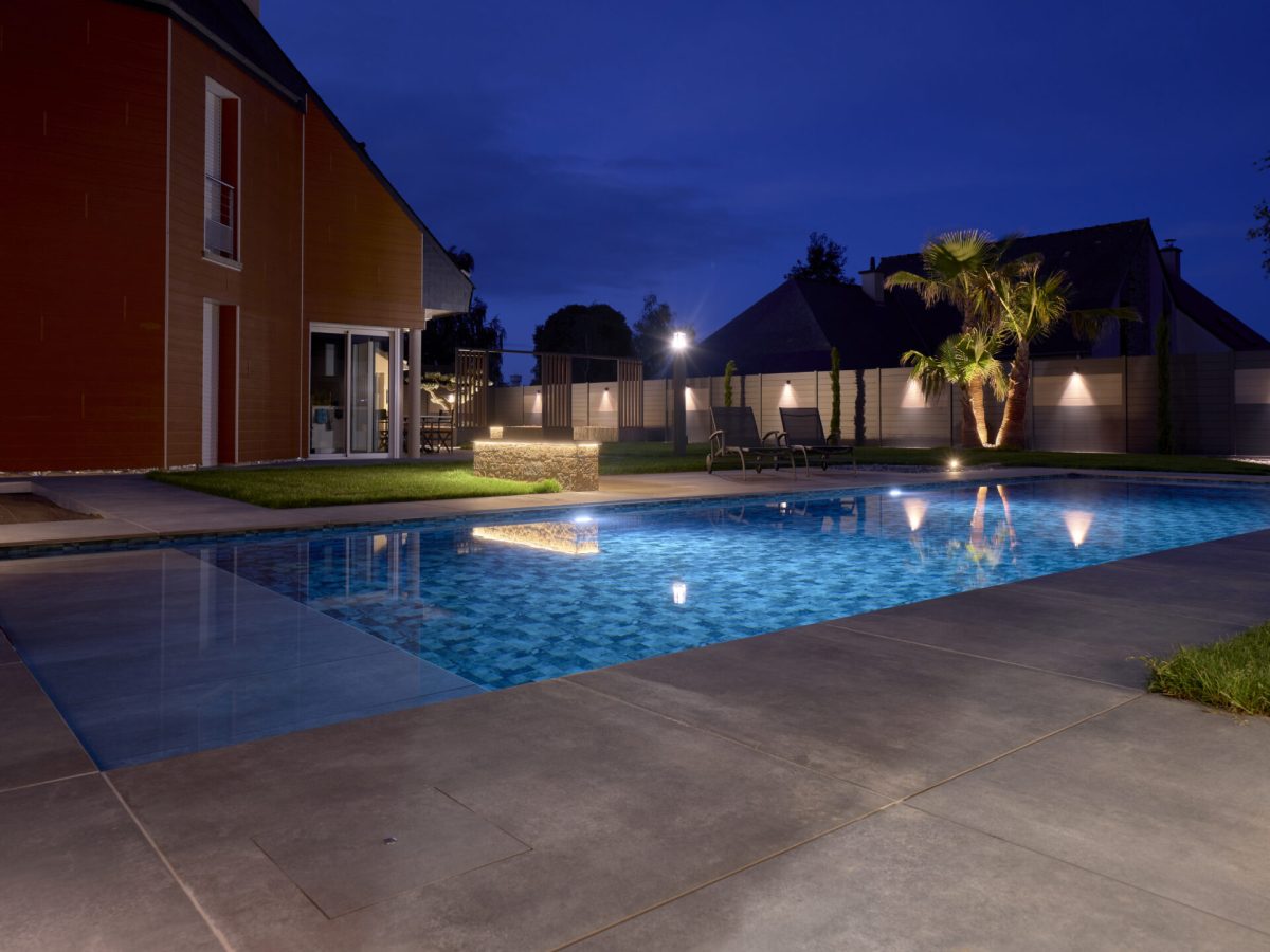 Piscine avec escalier d’angle et skimmer miroir – Bonheur Piscines