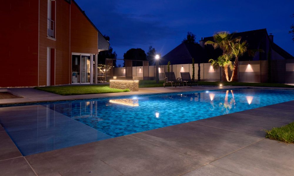 Piscine avec escalier d’angle et skimmer miroir – Bonheur Piscines