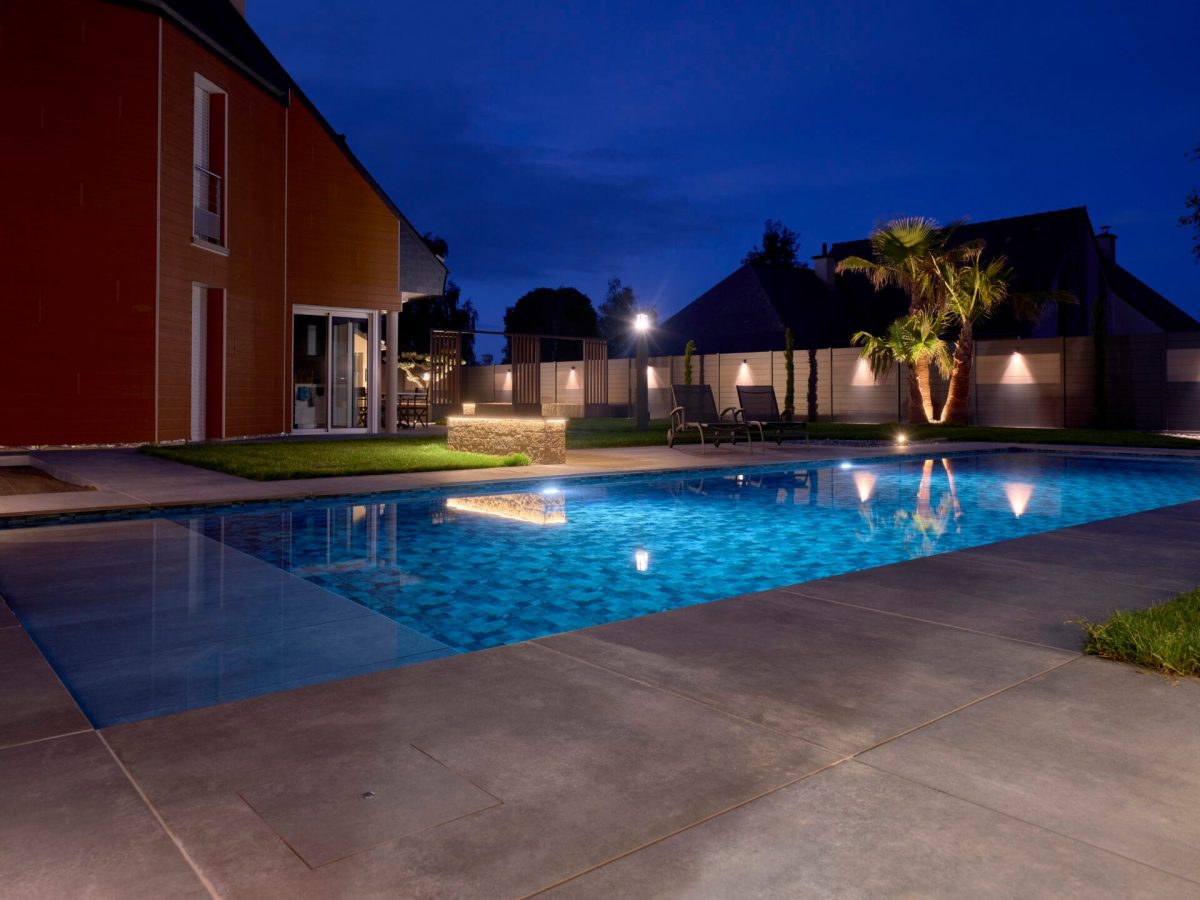 Piscine avec escalier d’angle et skimmer miroir – Bonheur Piscines