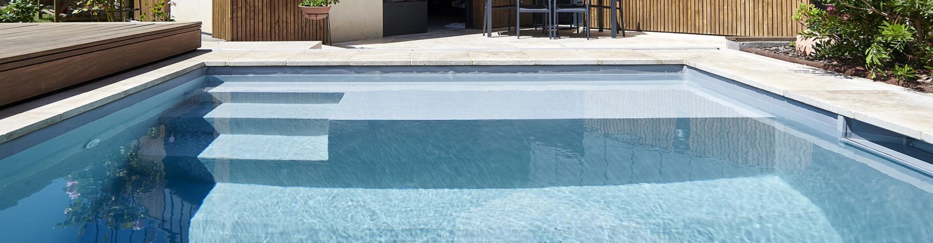 Piscine avec escalier et banquette, liner gris - Bonheur Piscines
