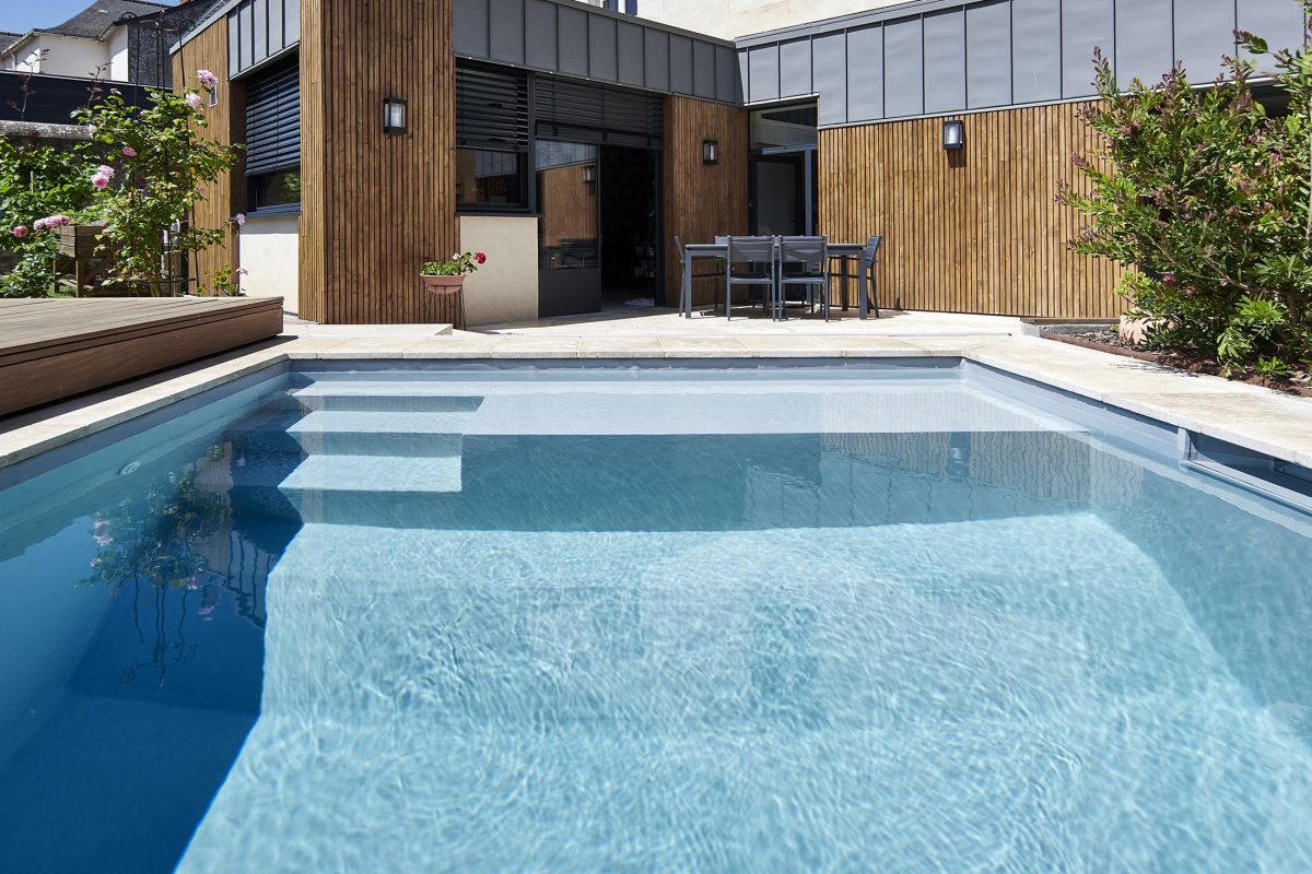 Piscine avec escalier et banquette, liner gris - Bonheur Piscines