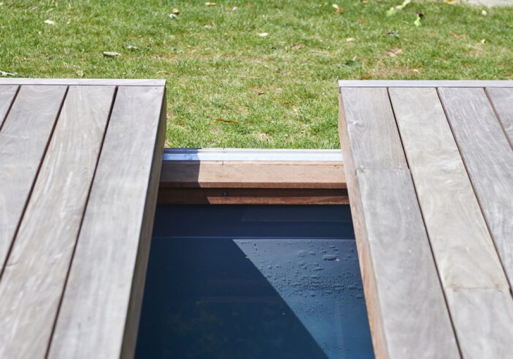 Terrasse mobile deux panneaux sur rails en bois exotique - Hénocque Piscines et Spas