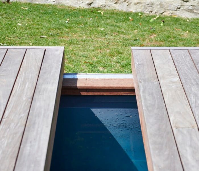 Terrasse mobile deux panneaux sur rails en bois exotique - Hénocque Piscines et Spas