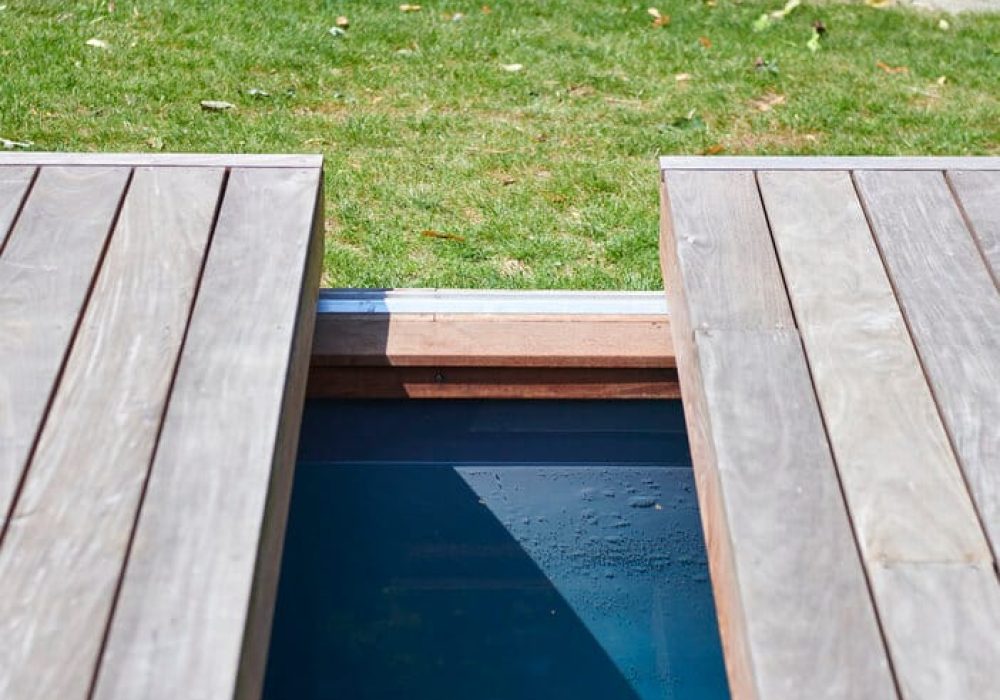 Terrasse mobile deux panneaux sur rails en bois exotique - Hénocque Piscines et Spas