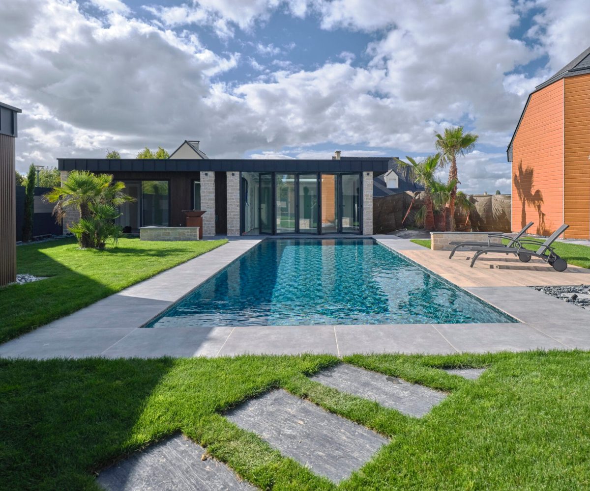 Piscine avec escalier d’angle et fond plat – Bonheur Piscines