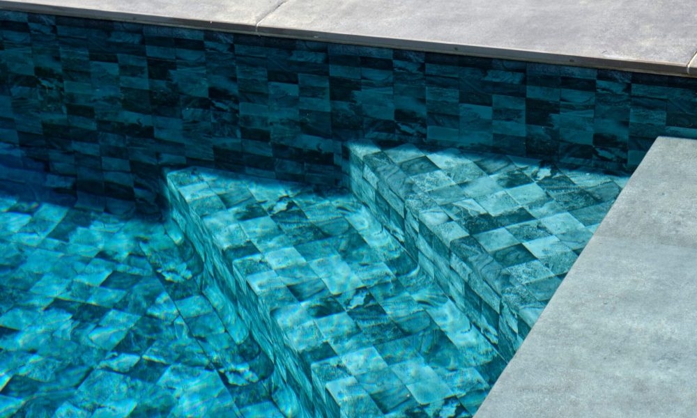 Piscine avec escalier minimaliste en angle – Bonheur Piscines