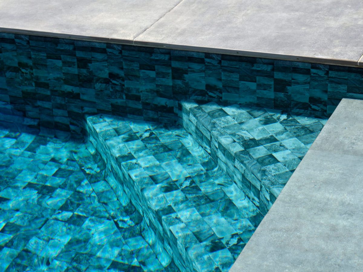 Piscine avec escalier minimaliste en angle – Bonheur Piscines