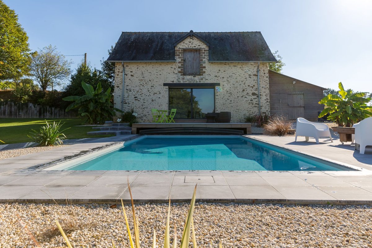 Piscine extérieure avec plage minérale - Bonheur Piscines