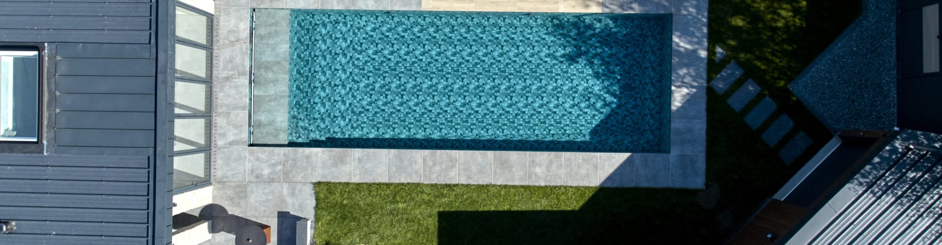 Piscine moderne avec caillebotis grès cérame – Bonheur Piscines