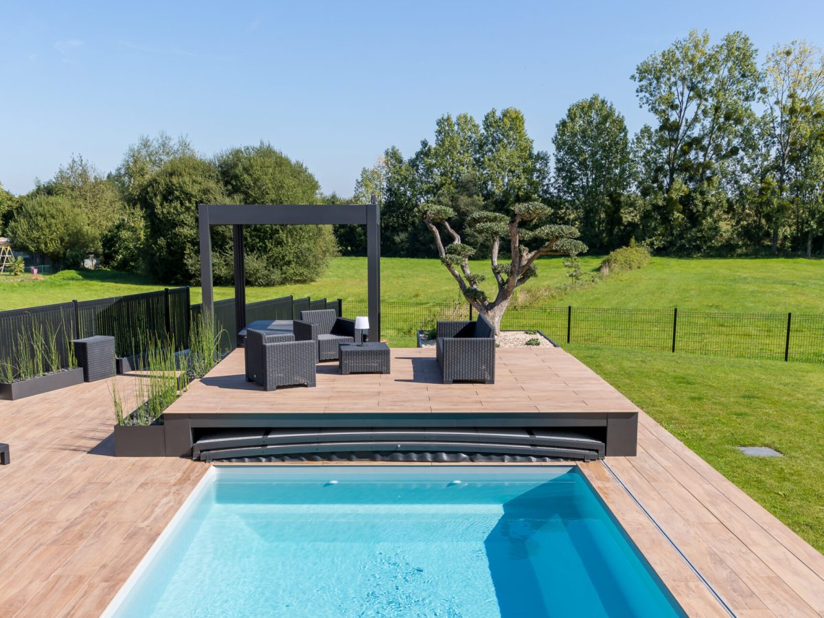 Abri de spa avec intégration élégante dans le local technique - Bonheur Piscines