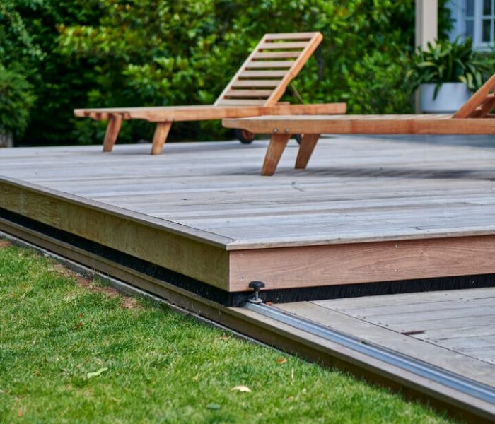 Terrasse mobile fermée : la piscine se fond dans la terrasse - Hénocque Piscines et Spas