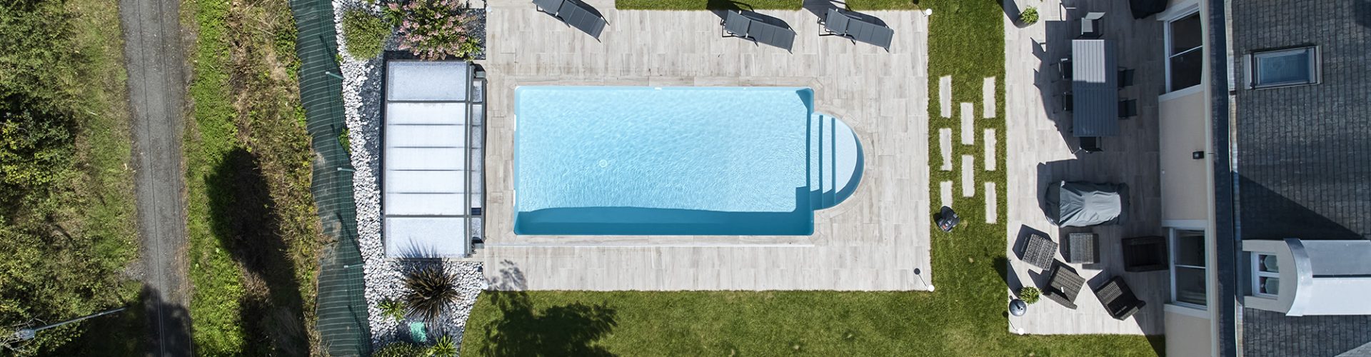 Piscine classique avec douche solaire – Bonheur Piscines