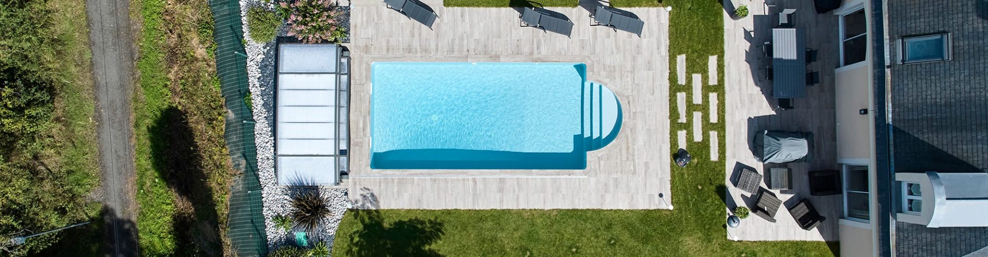 Piscine classique avec douche solaire – Bonheur Piscines